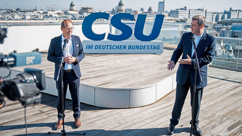 Hoch über den Dächern Berlins verkünden CSU-Chef Markus Söder (r.) und Landesgruppenchef Alexander Dobrindt den "Kickoff aus der Krise", mit dem die Wirtschaft wieder angekurbelt werden soll.