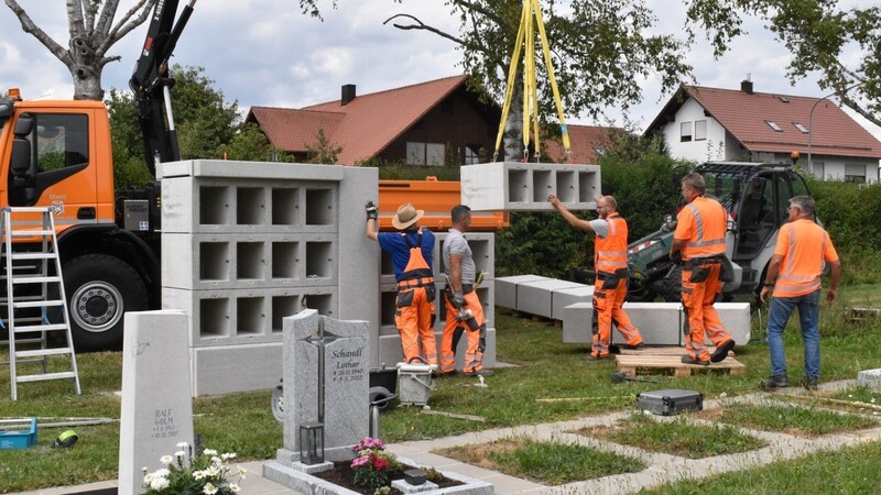 Eine neue Urnenwand wurde kürzlich von den Bauhofmitarbeitern im Friedhof aufgestellt.