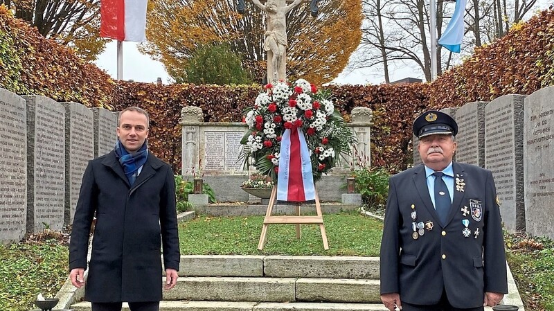Erster Bürgermeister Armin Grassinger legte einen Kranz am Kriegerdenkmal im Dingolfinger Friedhof nieder. Mit dabei war KSK-Vorstand Ernst Fuchs.