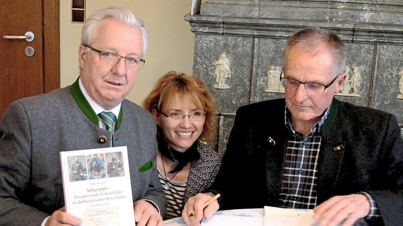 Im Beisein der Marketingleiterin Claudia Karl-Fischer signierte der Autor Hans Neueder (rechts) das erste Buch für Bürgermeister Franz Schedlbauer.