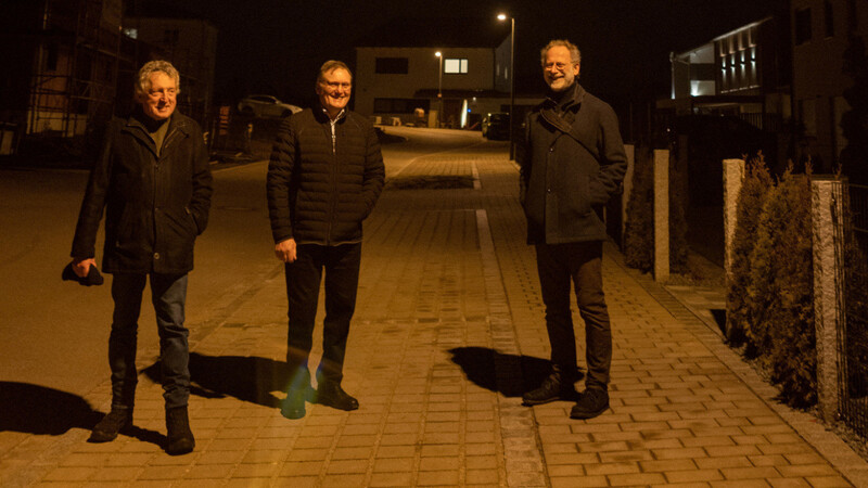 Vilsheim zeigt seine Verantwortung für den Umwelt- und Naturschutz auch in der Nacht. Darüber freuen sich (v.l.) Johannes Selmannsbrger (BN-Kreisgruppe), Bürgermeister Georg Spornraft-Penker und Heinrich Inkoferer (BN-Kreisgruppe).
