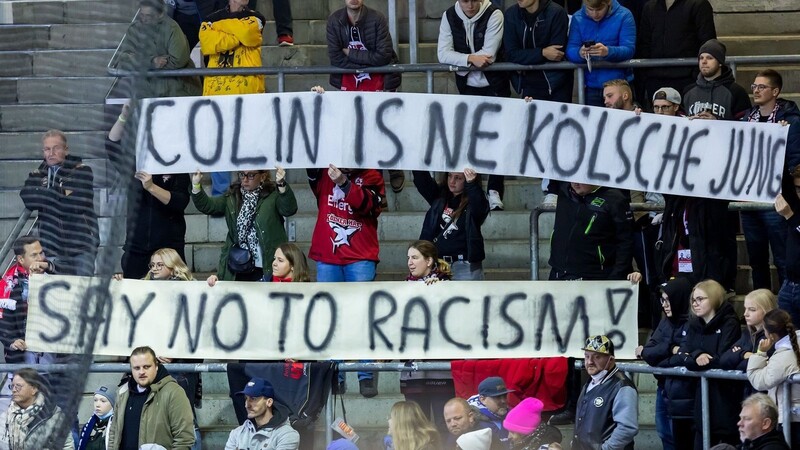 Haie-Spieler Colin Ugbekile wurde in den Sozialen Medien rassistisch beleidigt. Die Kölner Fans im Straubinger Gästeblock stellen sich mit einem Spruchband hinter den Verteidiger.