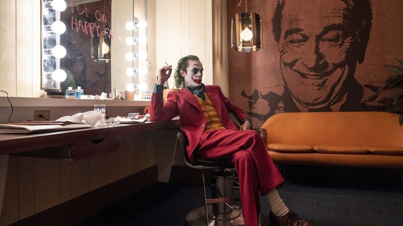Ihr werdet mich sehen müssen: Joaquin Phoenix wartet als Arthur Fleck in "Joker" auf den Auftritt in der Talkshow von Robert DeNiro.