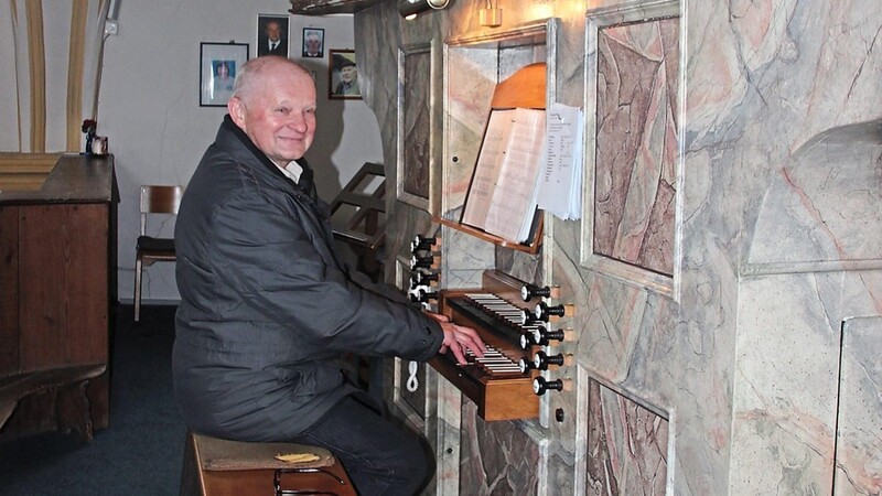 Der Platz an der Orgel ist für Josef Eiber ein besonderer. Er spielt das imposante Instrument in der Aster Pfarrkirche seit 57 Jahren.  Foto: