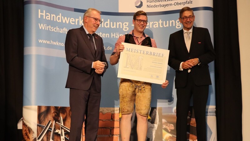 Erachten die Meisterausbildung als wertvoll (v.l.): Jürgen Kilger, Hauptgeschäftsführer, Konditormeister Michael Hörndl und Georg Haber, Handwerkskammer-Präsident.