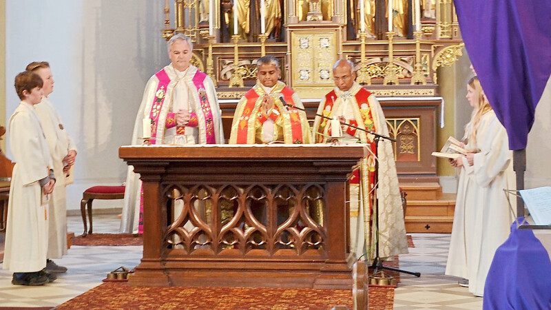 Zum Gottesdienst im syro-malabarischen Ritus in der Pfarrkirche St. Georg trugen die Zelebranten farbenfrohe Messgewänder, wie sie in Indien üblich sind.