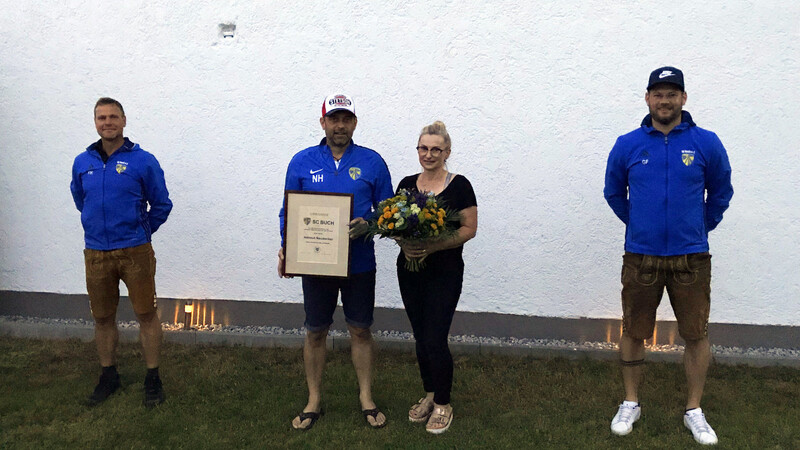 Sportlicher Leiter Frank Bichlmaier (l.) und SCB-Abteilungsleiter Florian Göbl (r.) ehrten Helmut "Helle" Neudecker, auf dem Foto mit Partnerin Trixi.