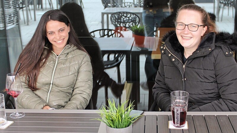Julia Juschin und Anja Riederer (rechts) genießen mit einem entspannten Lächeln die ersten Getränke auf der Terrasse des Fischerman'z.