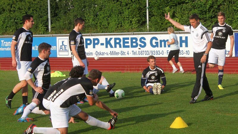 "Müssen von Beginn an richtig Gas geben", forderte der neue Coach Heiko Plischke (2. von rechts) zum Trainingsauftakt der SVL-Bayernligakicker. (Foto: no)