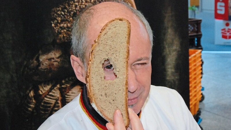Brotprüfer Manfred Stiefel entgeht nichts: Am Tag testet er bis zu 50 Brote und vergibt Qualitätssiegel für die Backwaren der Bäcker-Innung Landshut.
