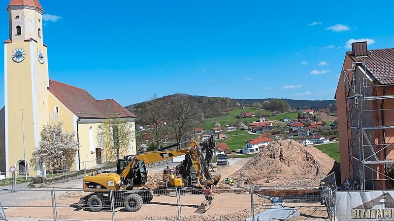 Für ein paar Monate ist nun der Blick frei vom Dorfplatz Runding auf den Haidstein. Die Firma Alt Bau GmbH aus Pemfling beginnt als ab der zweiten Junihälfte mit dem Rohbau des neuen Rathauses.
