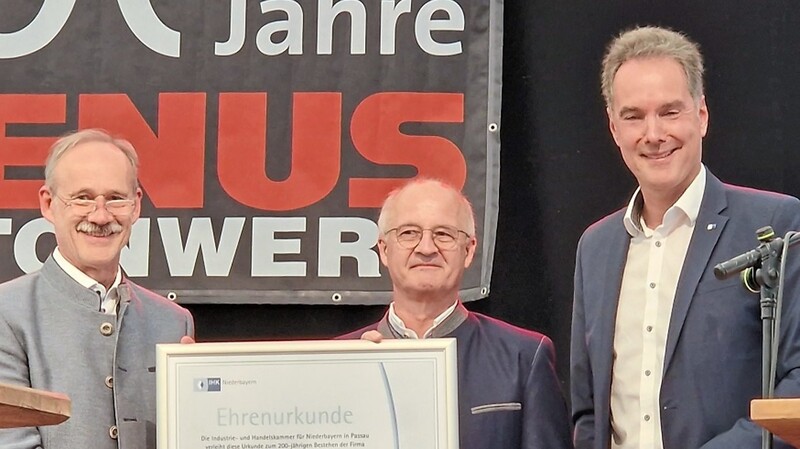 Zum 200-jährigen Bestehen hat Alexander Schreiner (rechts) im Namen der IHK Niederbayern eine Ehrenurkunde an Hubert und Max Venus (von links) verliehen.