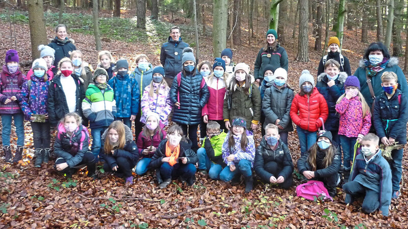 Einen spannenden Waldtag erlebten die 3. Klassen der Grundschule Sandelzhausen mit Försterin Katharina Krumm.
