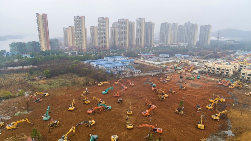 Unzählige Bagger graben in Wuhan für ein neues Krankenhaus mit 1000 Betten. Es ist für Patienten mit der Lungenkrankheit bestimmt.