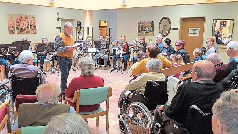 "MAI Blech" sorgte mit seinem Auftritt im Pflegeheim "St. Michael" für eine willkommene Abwechslung. Wilfried Inderst erheiterte die Senioren mit Gedichten und Geschichten.