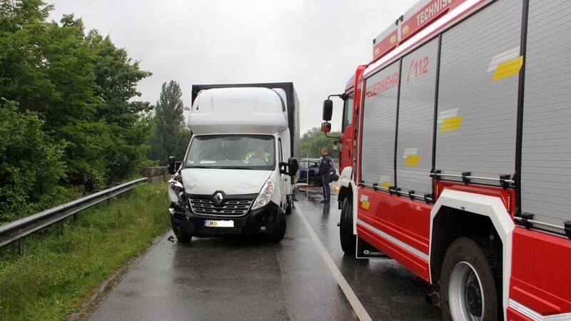 Unfall am Montagmittag auf der Bundesstraße B20 bei Landau an der Isar.