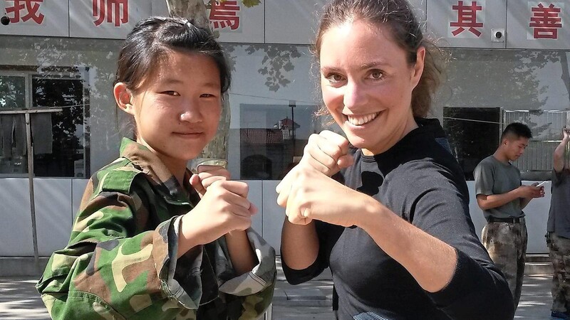 Journalistin Julia Amberger (rechts) blickt bei ihrer Arbeit gerne hinter die Kulissen. Hier hat sie in einem militärischen Ausbildungslager für internetsüchtige Kinder in China recherchiert.