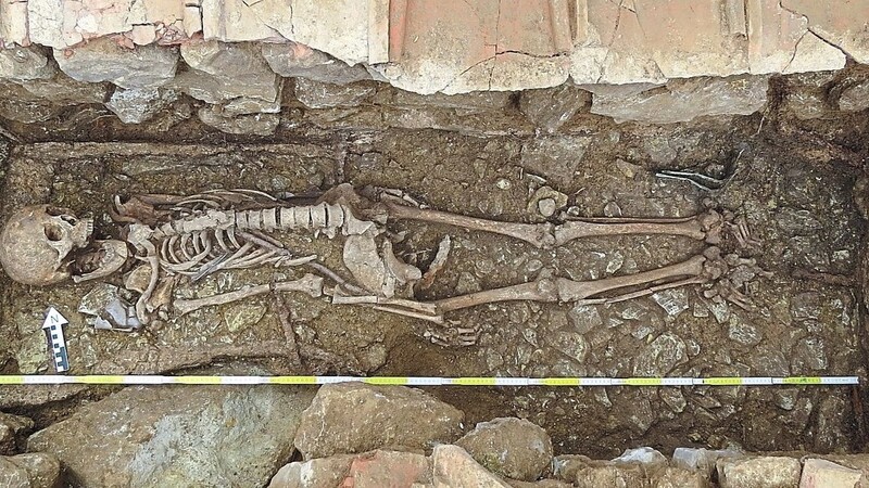 Im völlig intakten Kammergrab lagen die seltenen Schabeisen zu Füßen des weiblichen Skeletts.