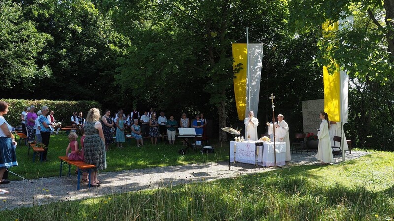 Der Gottesdienst zum Kirchenpatrozinium in Oberglaim wurde im Freien gefeiert.