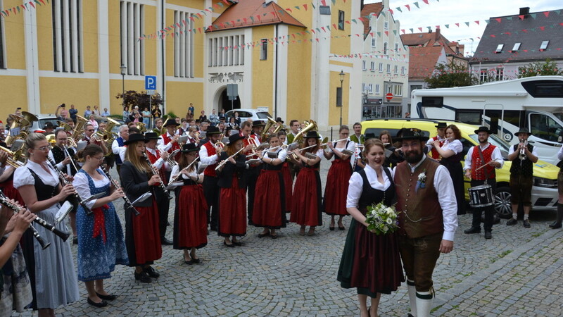 Über 100 Musiker aus zehn Kapellen waren am Marktplatz aufmarschiert und gaben ein kleines Standkonzert zu Ehren des frisch vermählten Brautpaars Hedwig und Sebastian Langwieser.