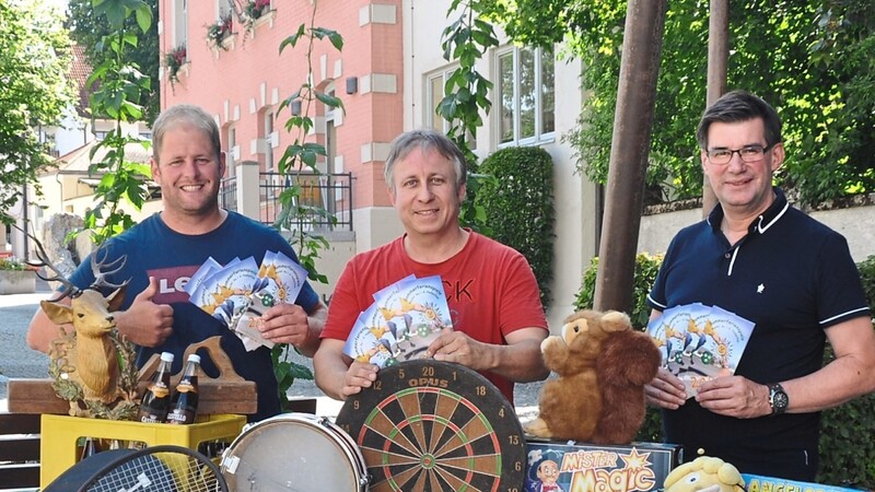 Die Jugendreferenten Stefan Grünberger und Martin Hellerbrand präsentierten mit Bürgermeister Karl Ecker (v.l.) das Ferienprogramm.
