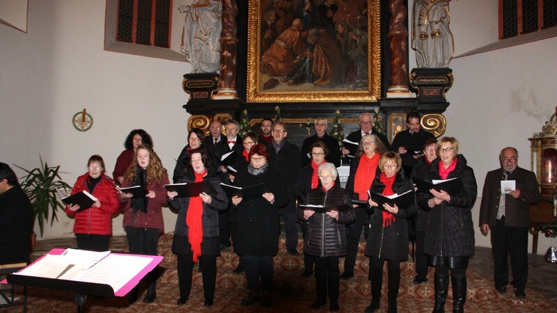 Der Sängerverein erfreute die zahlreichen Besucher in der Schlosskirche mit seinen vielseitigen Darbietungen; rechts Erwin Mosch-Mayer, der einige Texte zur Weihnachtszeit vortrug.