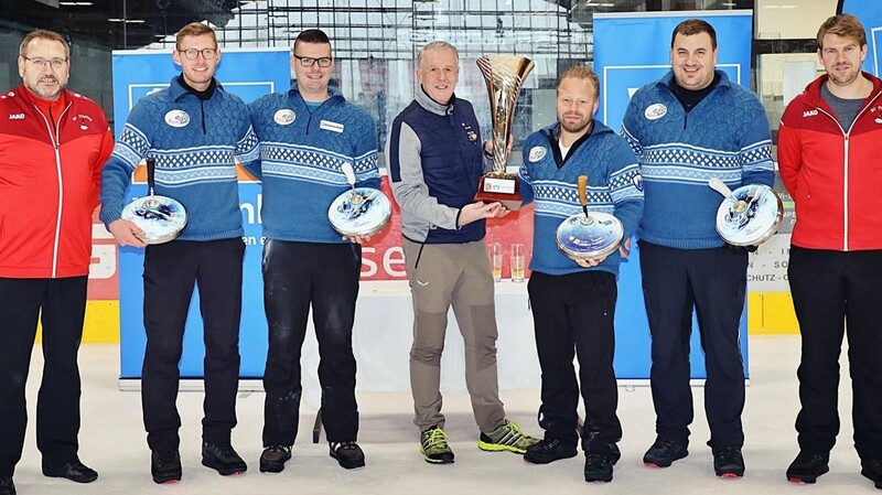 Der Vorstandsvorsitzende der VR-Bank Landau-Mengkofen Carsten Clemens (Mitte) sowie die Vorstandsriege des EC Pilsting mit Vorsitzendem Florian Wimberger (r.) und Klaus Feyrer (l.) gratulierten den Schützen vom TSV Hartpenning zum Sieg beim 19. VR-Cup.