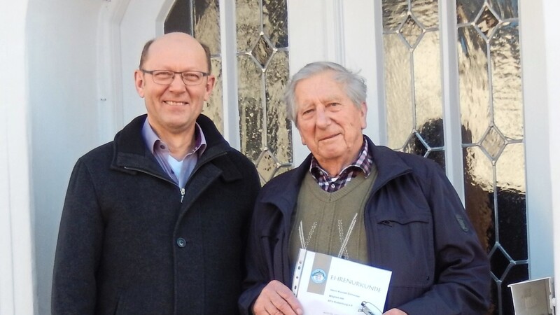 Vorsitzender Richard Weiß überreichte Konrad Einhauser die Goldene Ehrennadel für seine 50-jährige Vereinsmitgliedschaft.