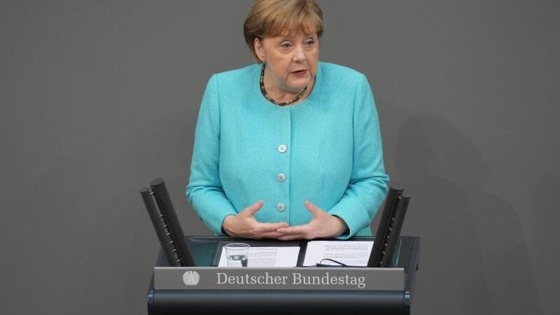 Bundeskanzlerin Angela Merkel (CDU) gibt eine Regierungserklärung bei der Sitzung des Deutschen Bundestags ab.