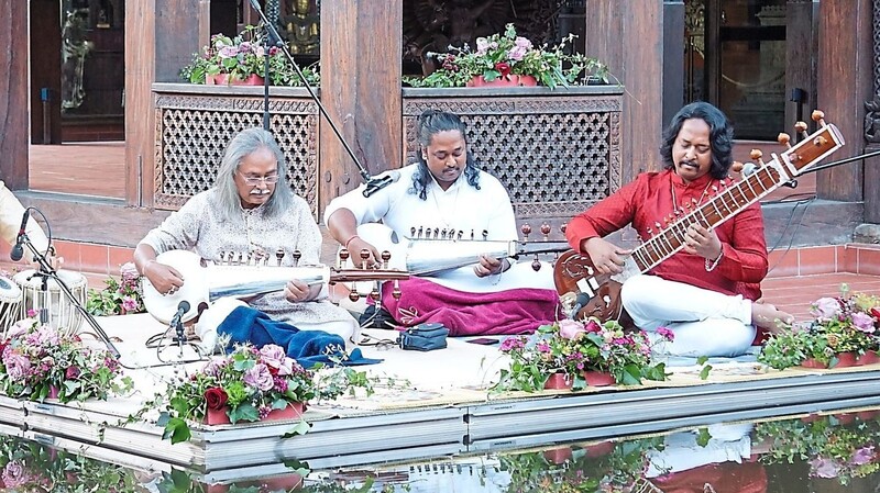Pandit Vikash Maharaj (2. von links) und seine drei Söhne spielten melodische Improvisationen, die verschiedene Stimmungen des Lebens darstellten.