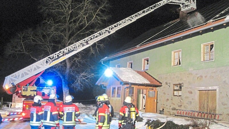 Kaminbrand in Heißenzell: Die Rodinger Feuerwehr war mit ihrer Drehleiter im Einsatz.