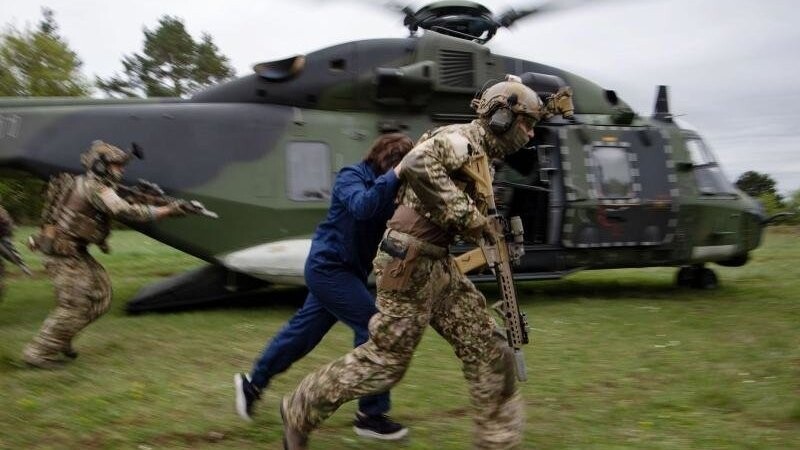 Soldaten des Kommandos Spezialkräfte (KSK) der Bundeswehr demonstrieren bei einem Videodreh den Abtransport einer befreiten Geisel mittels eines Helikopters.