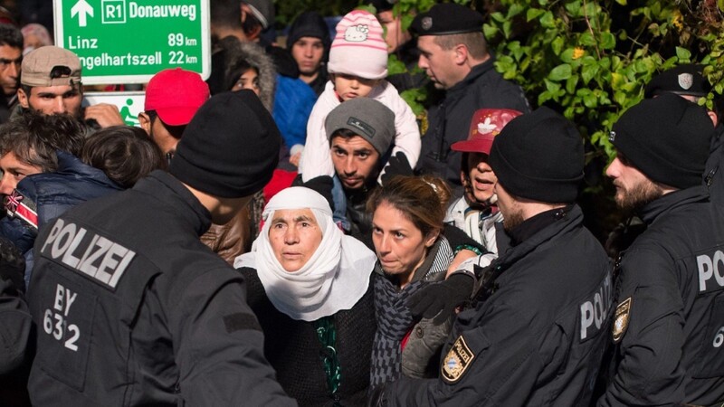 Die Polizisten an der deutsch-österreichischen Grenze sind aufgrund des anhaltenden Flüchtlingsstroms überlastet.