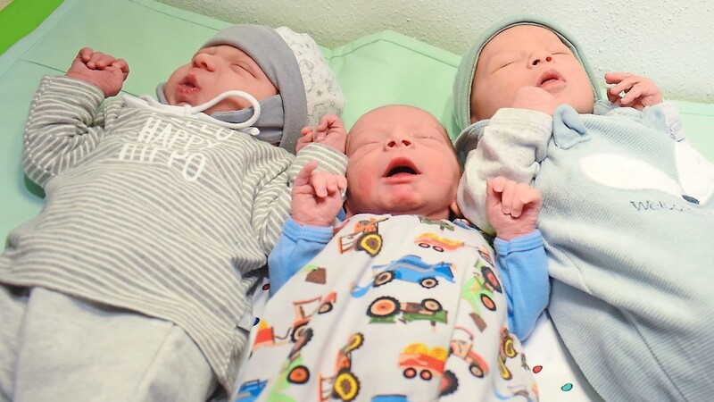 Drei der vier Neujahrs-Babys am Donau-Isar-klinikum Deggendorf.