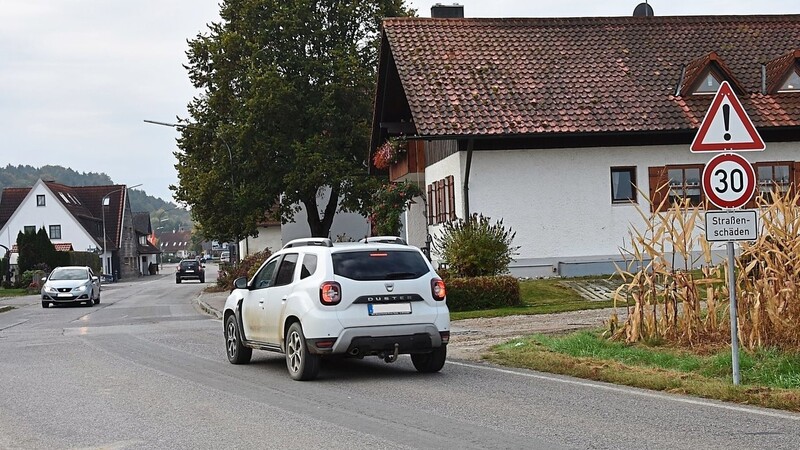 Auf 30 Stundenkilometer begrenzt ist die Ortsdurchfahrt von Tegernbach vom Ortseingang Richtung Grünberg kommend bis zur Firma Roßmann wegen der Straßenschäden. Bürger hatten sich mit dem Wunsch nach einer weitreichenderen Geschwindigkeitsbeschränkung an den Gemeinderat gewandt. Doch auch an die vorhandene 30er-Beschränkung hielten sich nur wenige Autofahrer, verlautete im Gremium.