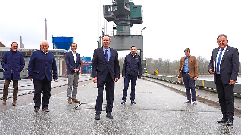 Wirtschaftsminister Hubert Aiwanger (Mitte) mit den Verantwortlichen vor Ort auf seinem Rundgang durch den Kelheimer Donauhafen.