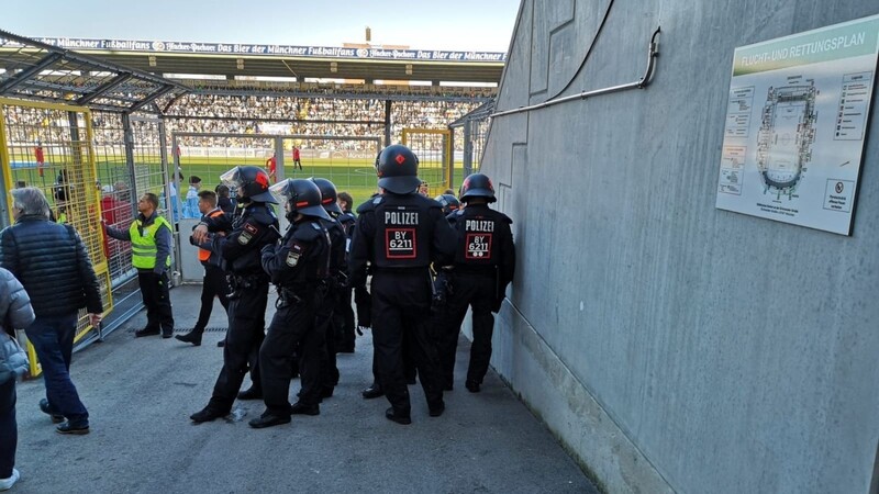 Polizeikräfte beim Spiel gegen Halle im Grünwalder Stadion.