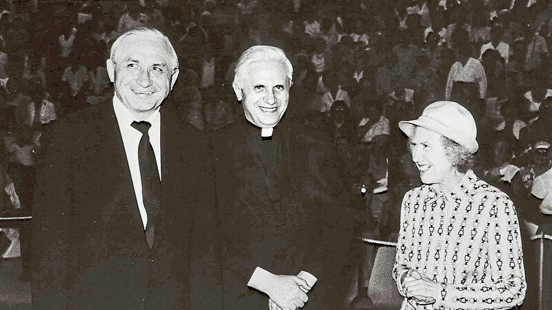 Dreigestirn: Georg Ratzinger, Domkapellmeister am Regensburger Dom, Kardinal Joseph Ratzinger, Präfekt der Kongregation für die Glaubenslehre, und ihre Schwester Maria Ratzinger im Jahr 1983 bei der Internationalen Gartenbauausstellung (IGA) in München.