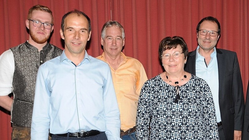 Dritter Bürgermeister Xaver Hagn (r.) gratuliert der neuen Vorstandsriege des Brandschadenhilfsvereins Kammern und Umgebung.