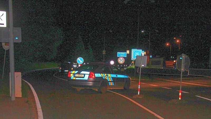 Wenige Minuten vor 24 Uhr fuhr am Grenzübergang Höll-Lísková das Polizeiauto weg, das bislang quer zur Straße gestanden hatte.