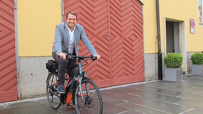 Holte für einen spontanen Fototermin sein Rad aus der Rathausgarage: Bürgermeister Matthias Kohlmayer.