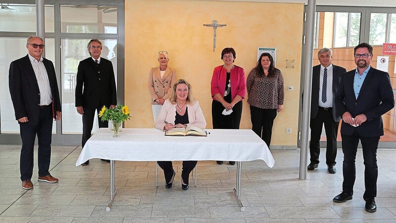 Staatsministerin Kerstin Schreyer trug sich am Montag in das Goldene Buch der Gemeinde Wald ein.
