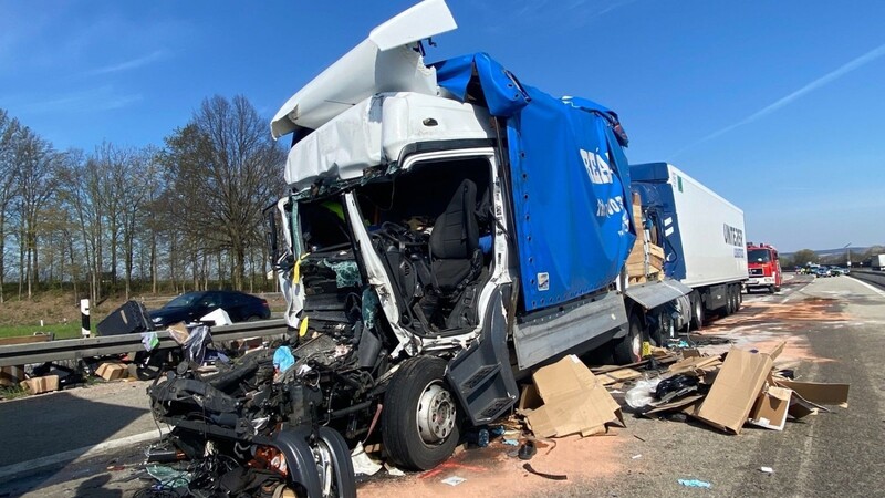 Drei Lkw knallten am Mittwochmorgen auf der Autobahn A3 zwischen Sinzing und Regensburg aufeinander. Zwei der Fahrer wurden dabei schwer verletzt.