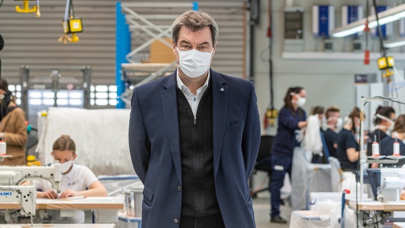 Auch der Ministerpräsident selbst zeigte sich in der vergangenen Woche beim Besuch des Automobilzulieferers Zettl in Weng (Kreis Landshut), der die Produktion auf Schutzmasken umgestellt hat, bereits mit Maske.