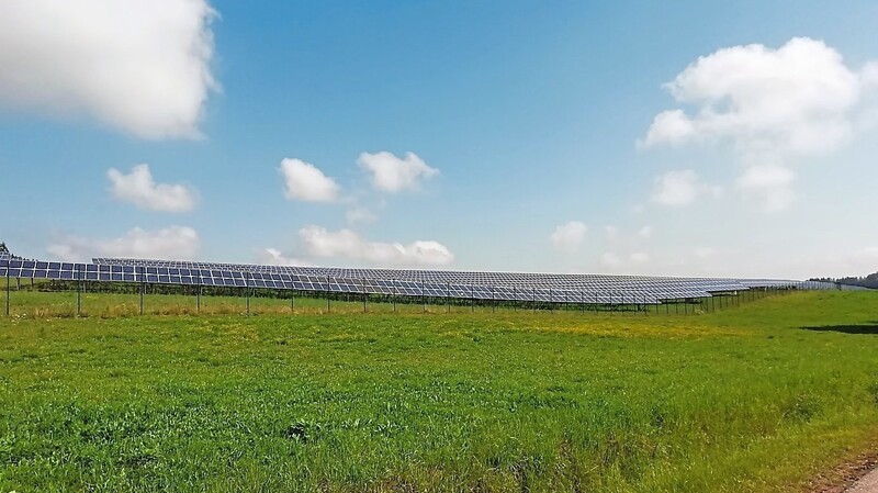 In der Gemeinde Mengkofen wird mehr Strom erzeugt als verbraucht. Private Photovoltaikanlagen tragen einen großen Teil zur Energiegewinnung bei.