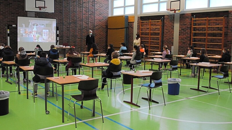 Die Turnhalle der Grundschule wurde zum "Testzentrum" umfunktioniert. Das Prozedere erklären die Lehrkräfte, Rektor Andreas Fischer - und Dr. Kasperl von der Augsburger Puppenkiste.