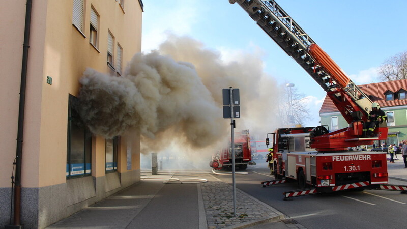 Eine riesige Rauchwolke erwartete die Feuerwehr beim Eintreffen an der Inneren Passauer Straße.