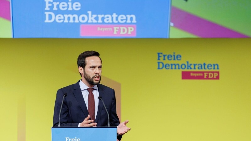 Martin Hagen, Fraktionsvorsitzender der FDP im Landtag, spricht beim Landesparteitag der FDP Bayern.