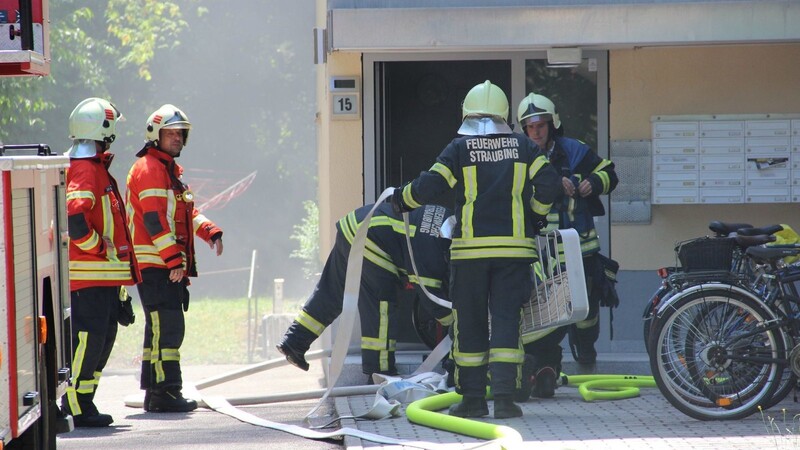 Die Straubinger Feuerwehr musste am Donnerstagmittag zu einem Wohnungsbrand in die Wolfram-von-Eschenbach-Straße ausrücken.
