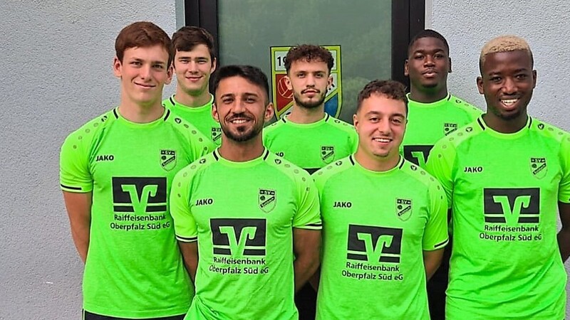 Bastian Steffek (von links), Moritz Böhmer, Muslim Imo, Valdrin Mrasoraj, Alexander Alvarez Niebauer, Fadou Akanga und Moubarak Akanga sind neu beim SV Sulzbach.